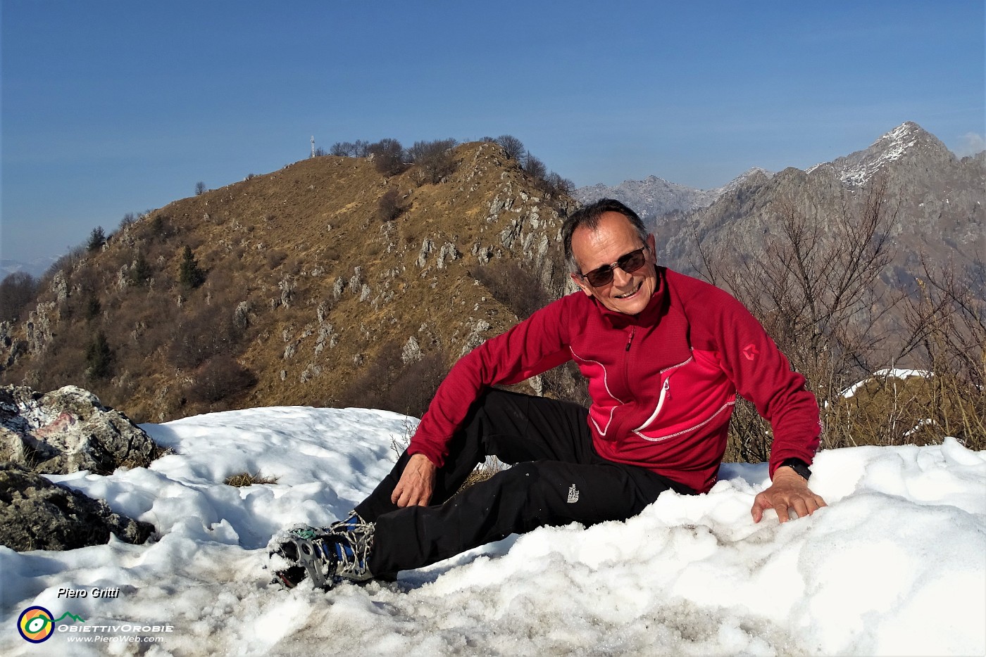 49 Dall'anticima con vista in cima Suchello e Alben, tratti con neve, calzo ramponcini.JPG